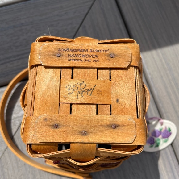 Longaberger 1994 Basket 6 1/2” x 6 1/2“ lilac cloth liner and ceramic ornament - Picture 5 of 5
